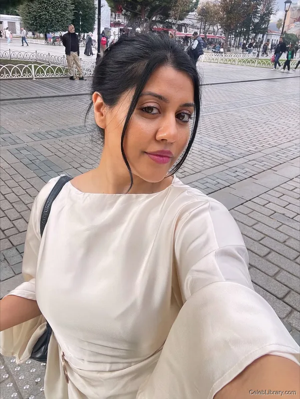 Priya Davdra photo 12 of 64