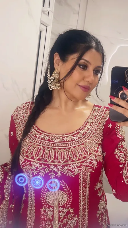 Priya Davdra photo 22 of 64