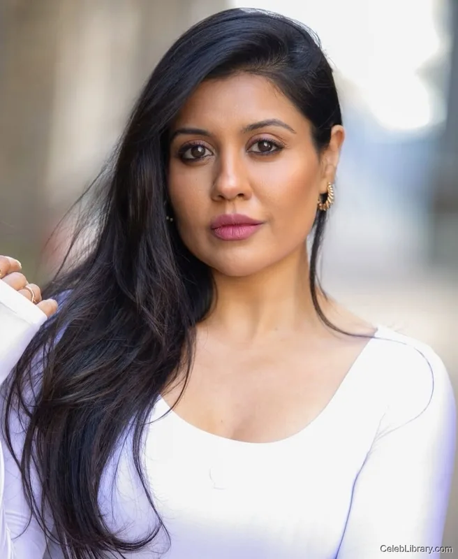 Priya Davdra photo 14 of 64
