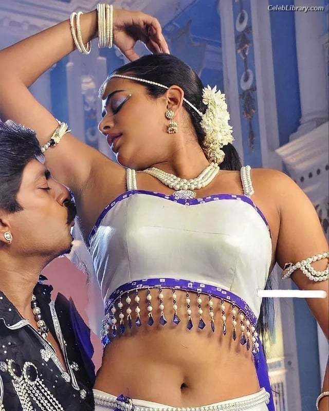 Priyamani photo 9 of 44