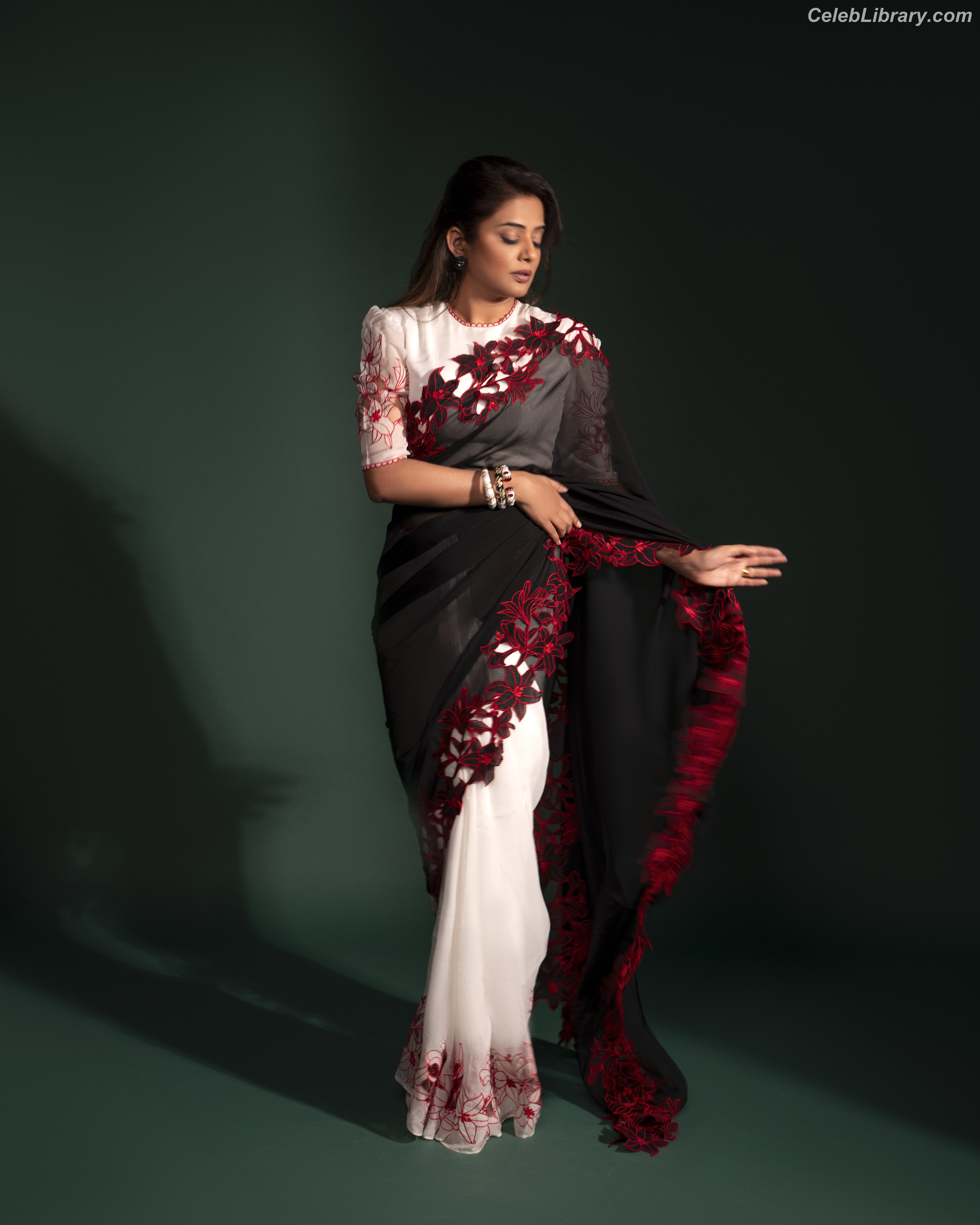 Priyamani photo 8 of 44