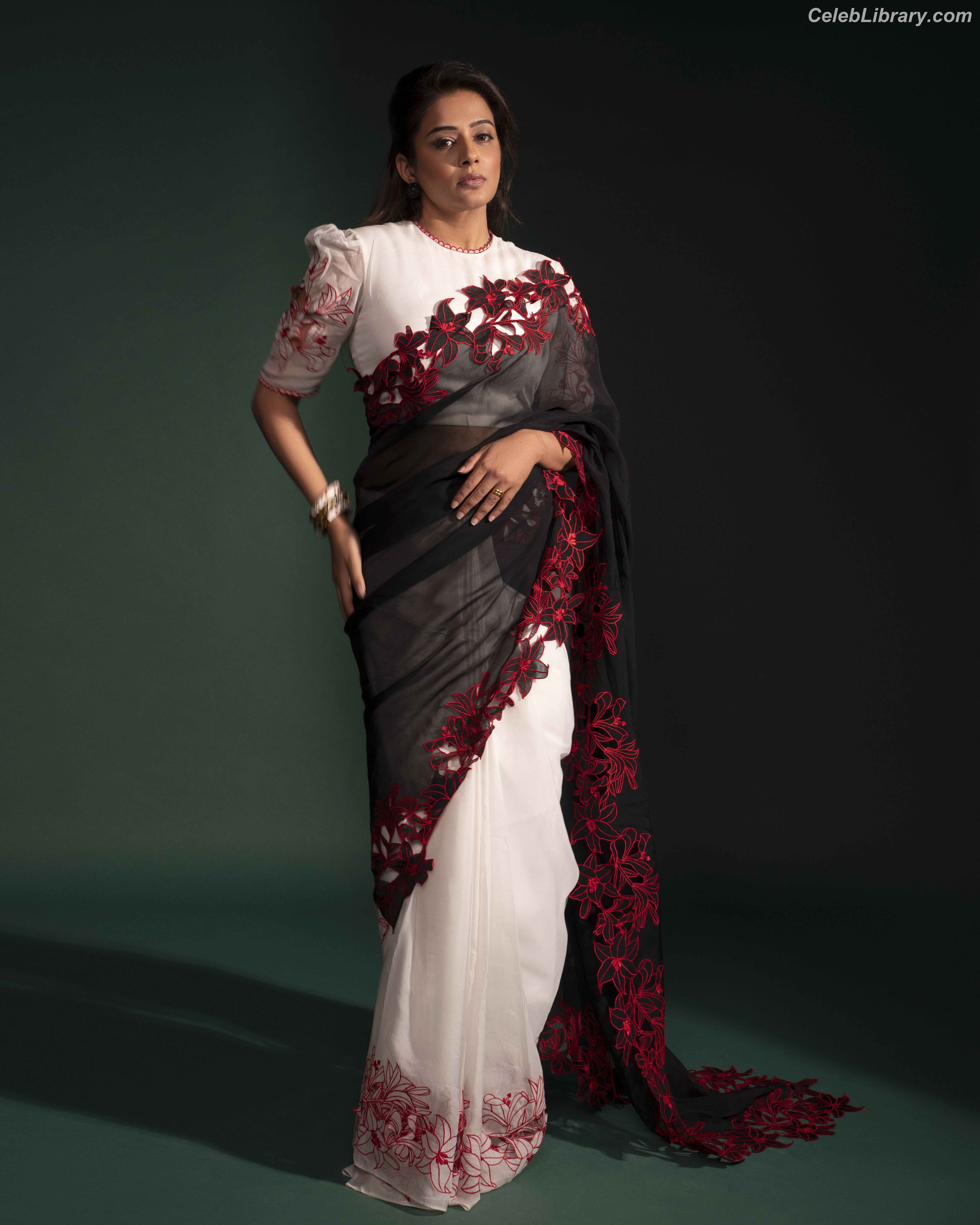Priyamani photo 15 of 44