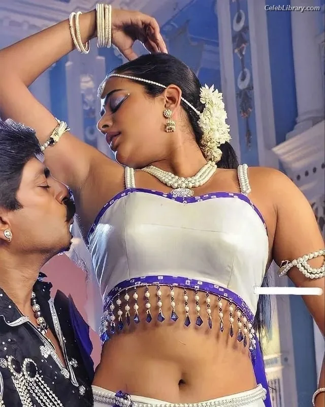 Priyamani photo 9 of 44