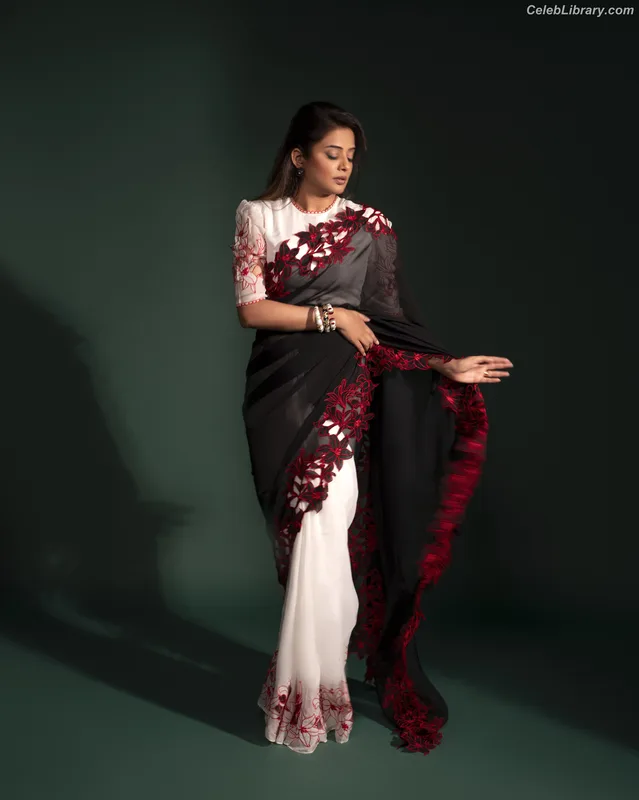 Priyamani photo 8 of 44