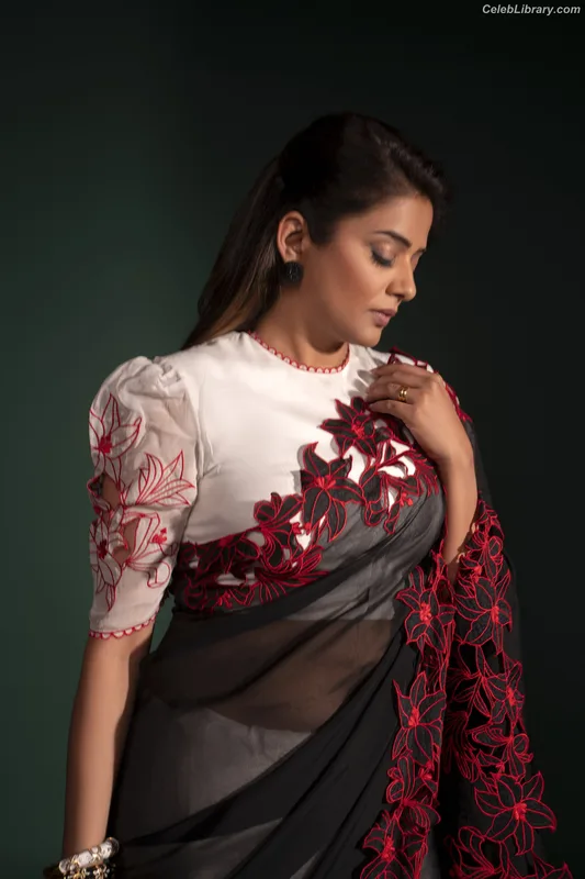 Priyamani photo 9 of 44