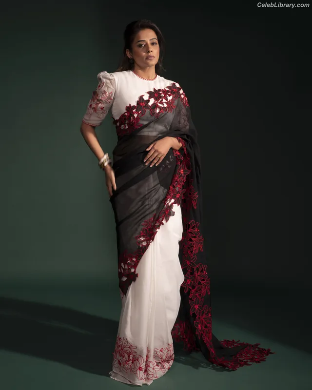 Priyamani photo 15 of 44