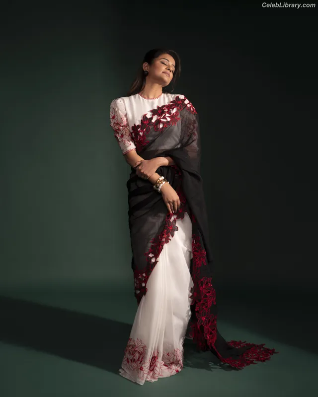 Priyamani photo 16 of 44