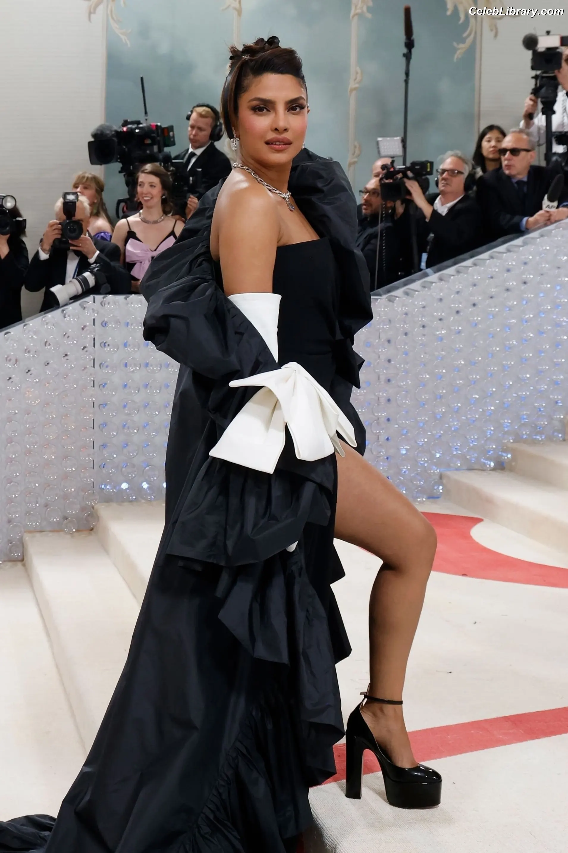 Priyanka Chopra photo 2 of 759