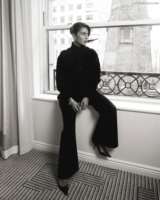 Priyanka Chopra photo 17 of 759