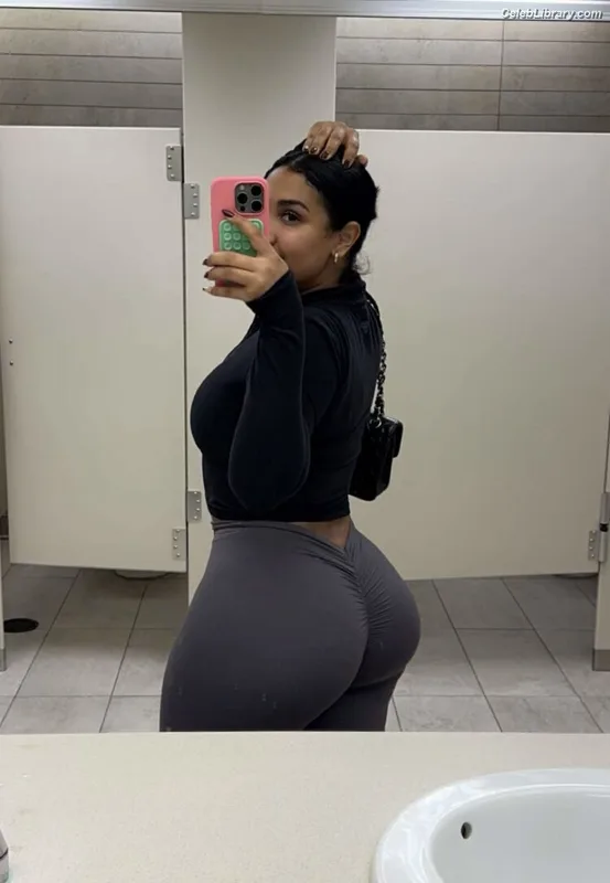 Queen Naija photo 2 of 70