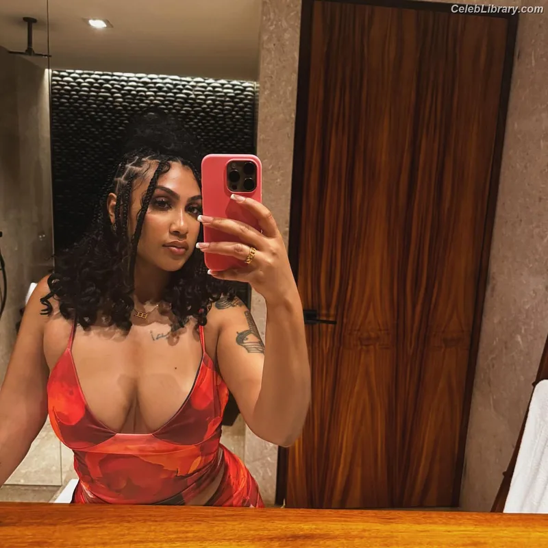 Queen Naija photo 12 of 70