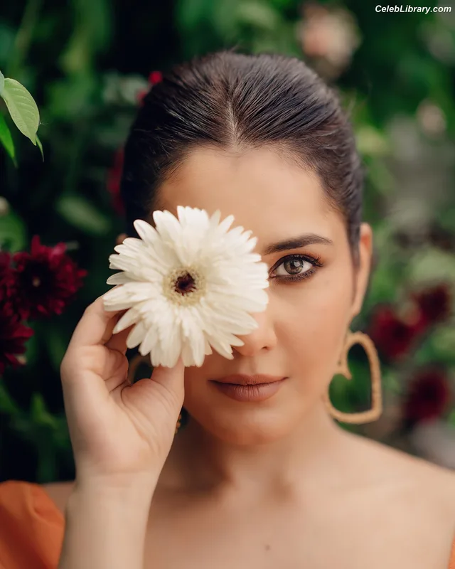 Raashi Khanna photo 16 of 77