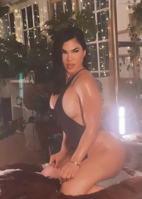 Rachael Ostovich photo 7 of 598