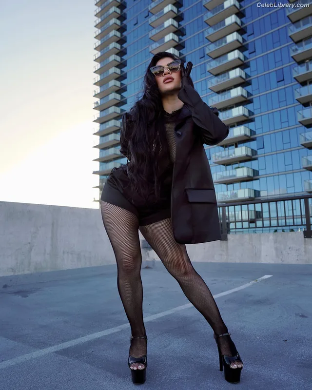 Rachael Ostovich photo 3 of 598