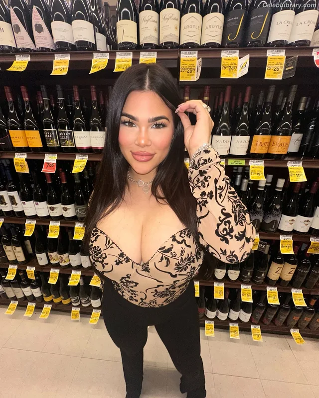 Rachael Ostovich photo 7 of 598