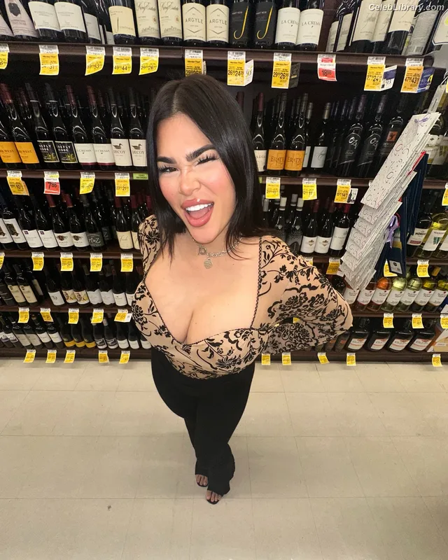 Rachael Ostovich photo 8 of 598