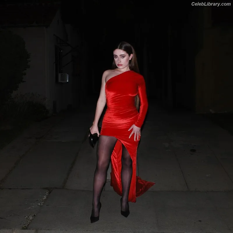Rachel Anne Sennott photo 18 of 1549