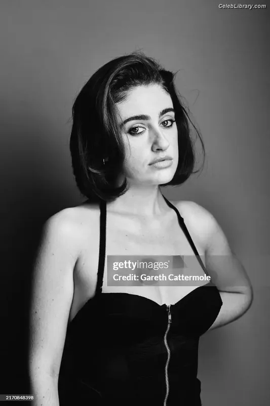 Rachel Anne Sennott photo 15 of 1549