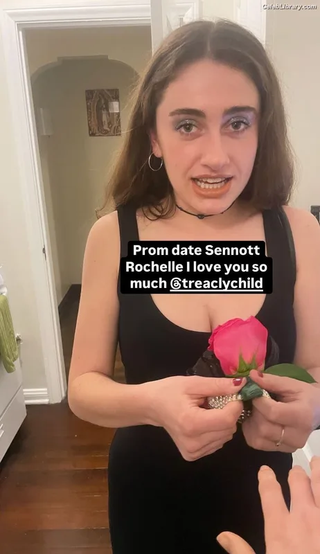 Rachel Anne Sennott photo 6 of 1549