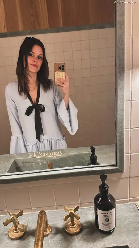 Rachel Bilson photo 11 of 404