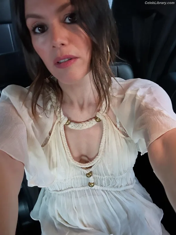 Rachel Bilson photo 1 of 404