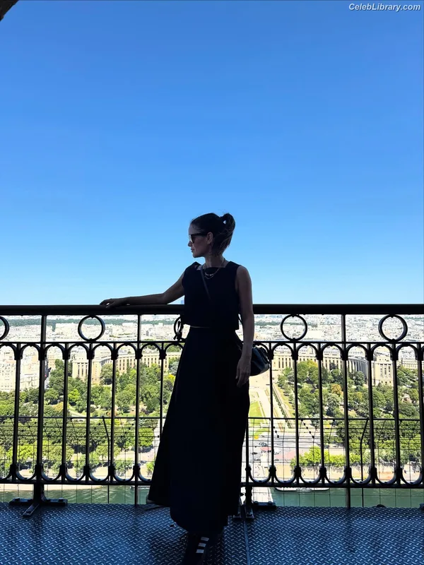 Rachel Bilson photo 2 of 404