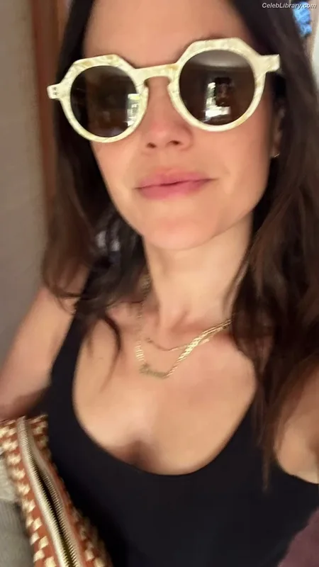 Rachel Bilson photo 4 of 404