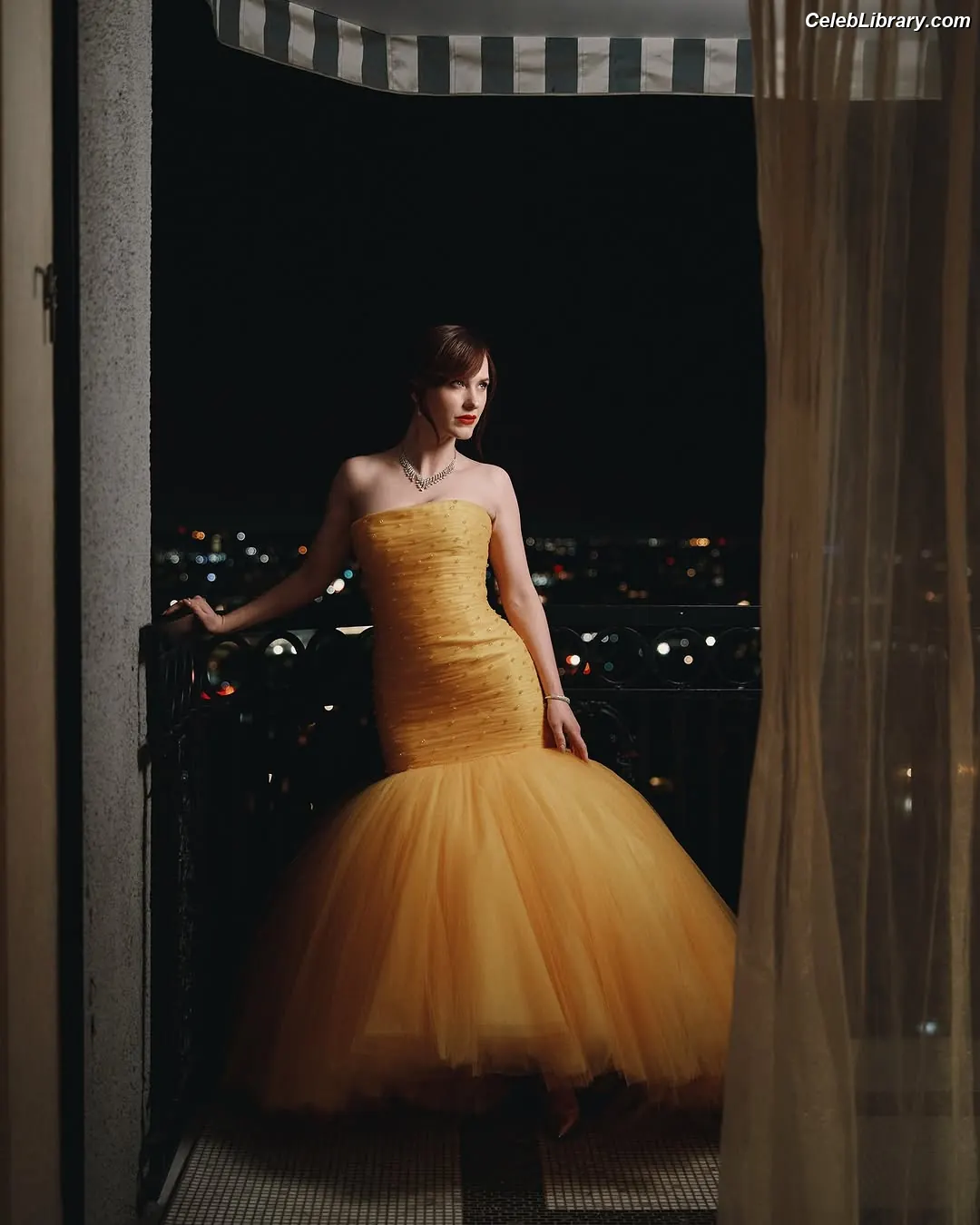 Rachel Brosnahan photo 14 of 1305
