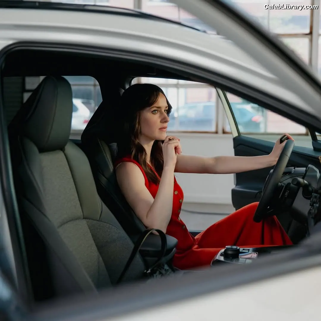 Rachel Brosnahan photo 2 of 1305