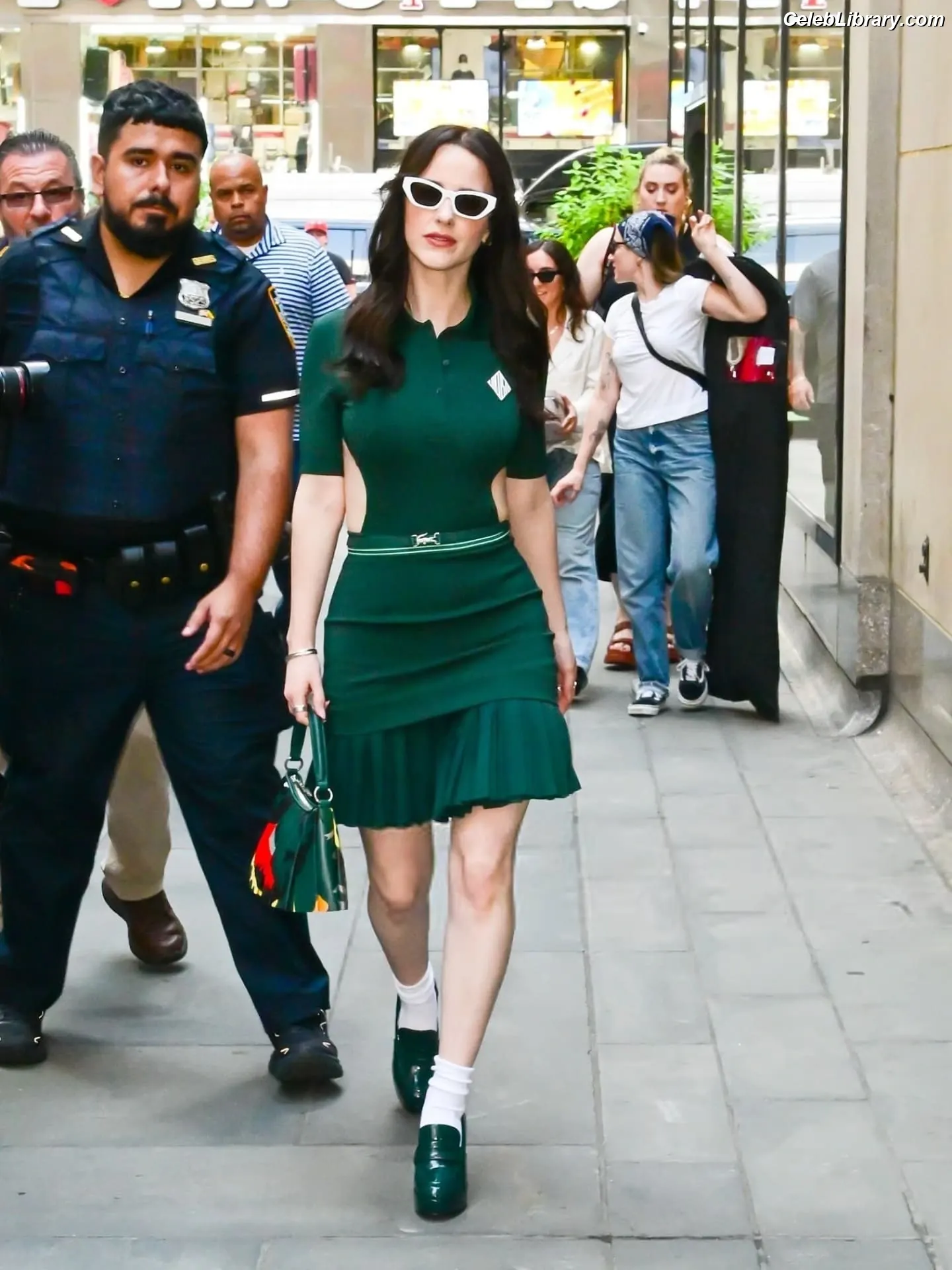 Rachel Brosnahan photo 7 of 1305