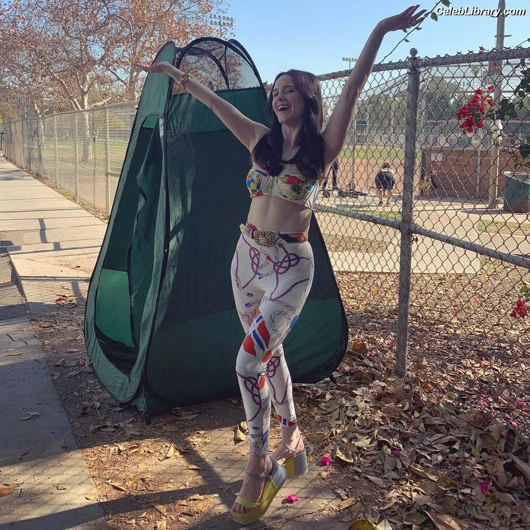 Rachel Brosnahan photo 14 of 1305
