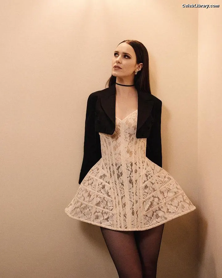 Rachel Brosnahan photo 2 of 1305
