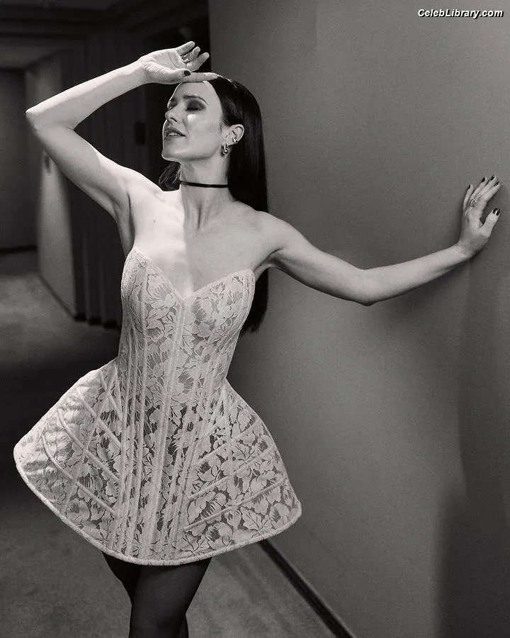 Rachel Brosnahan photo 5 of 1305