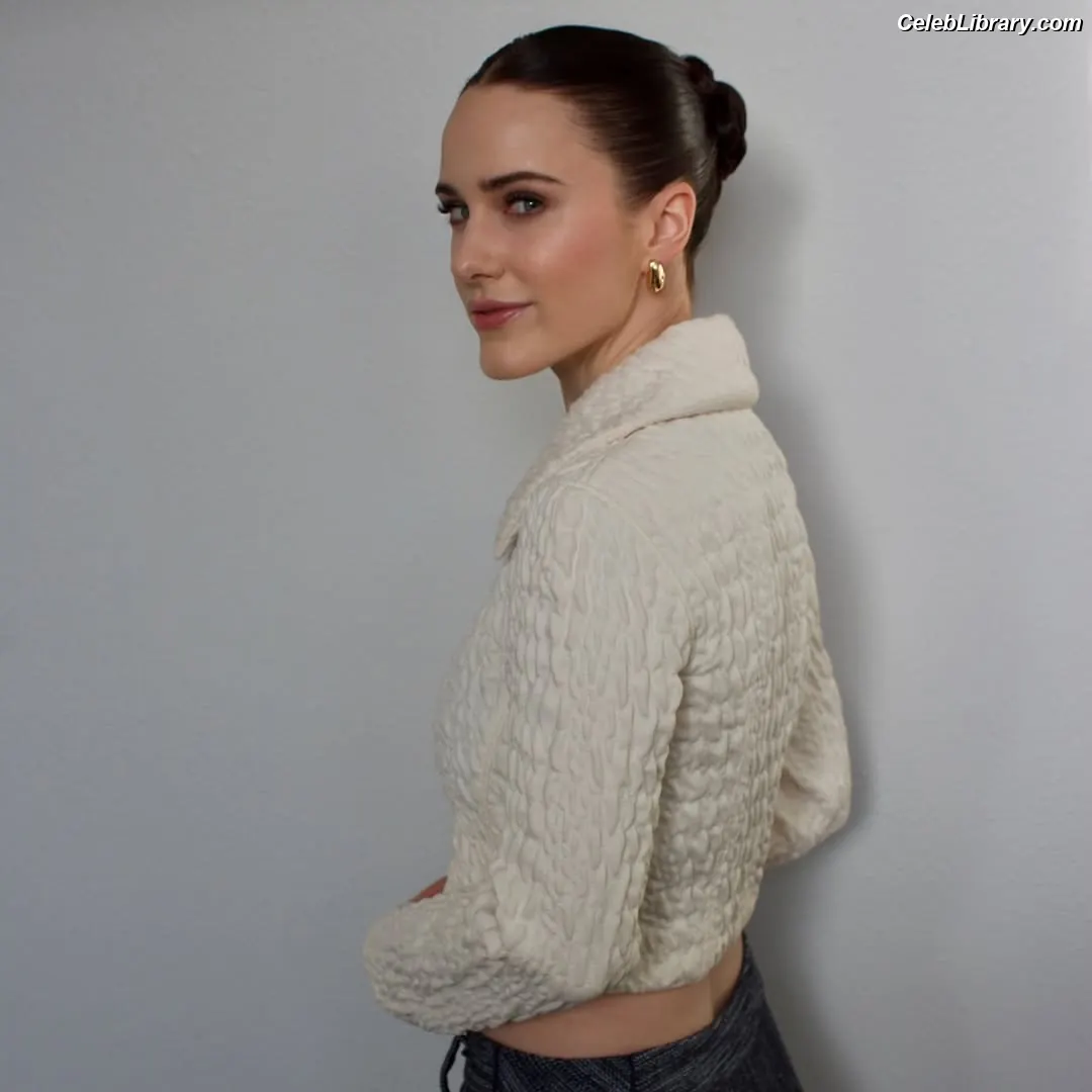 Rachel Brosnahan photo 4 of 1305