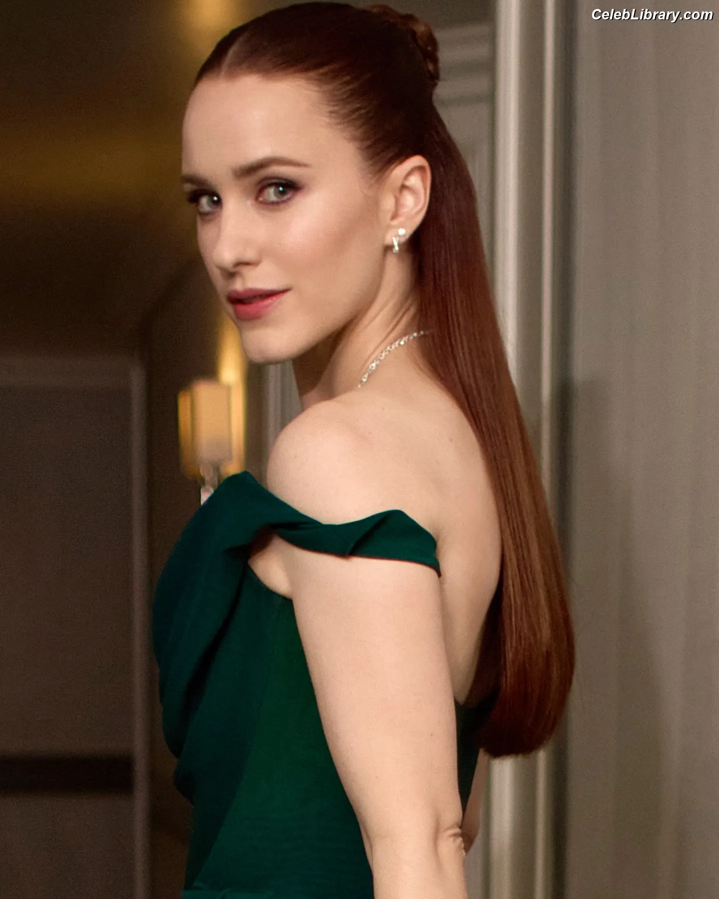 Rachel Brosnahan photo 3 of 1305