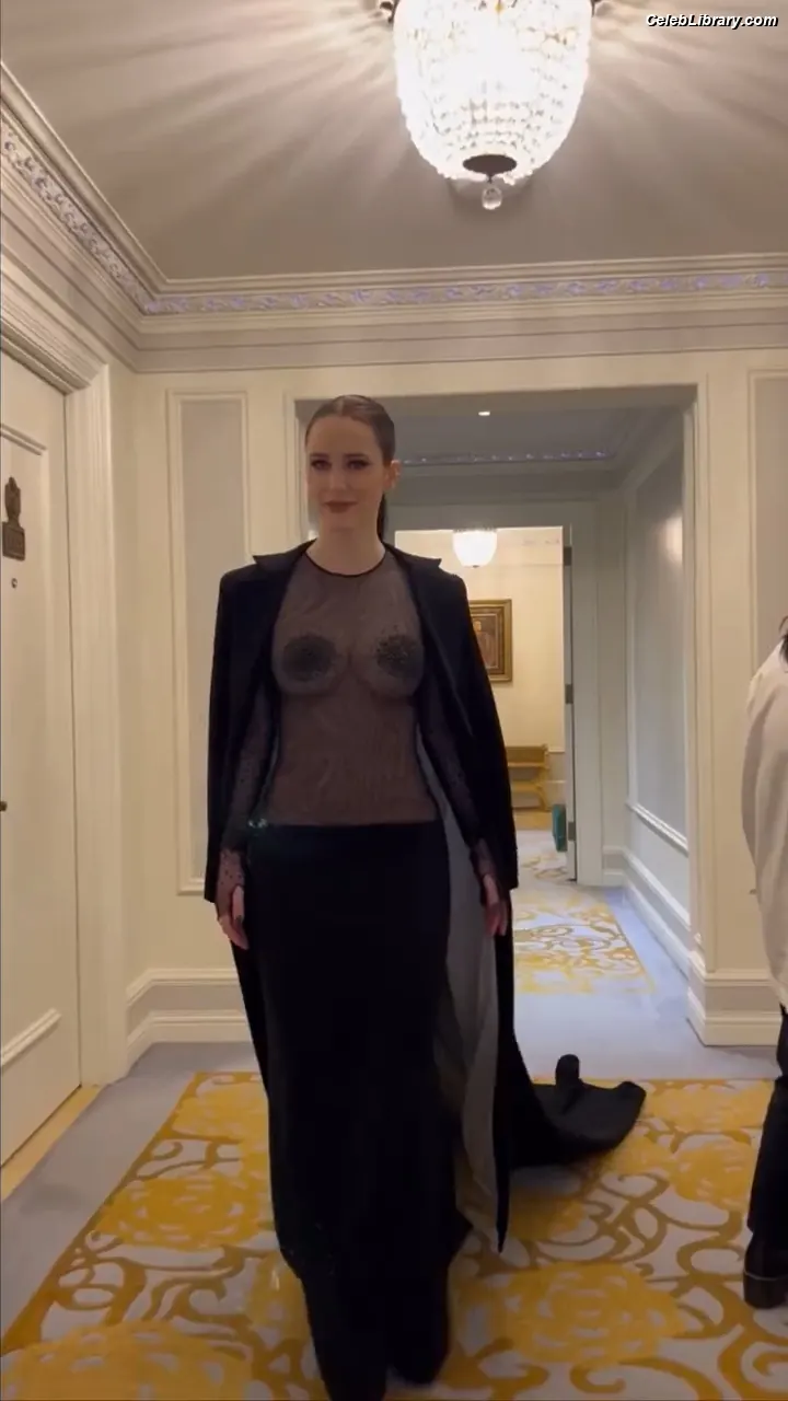 Rachel Brosnahan photo 6 of 1305