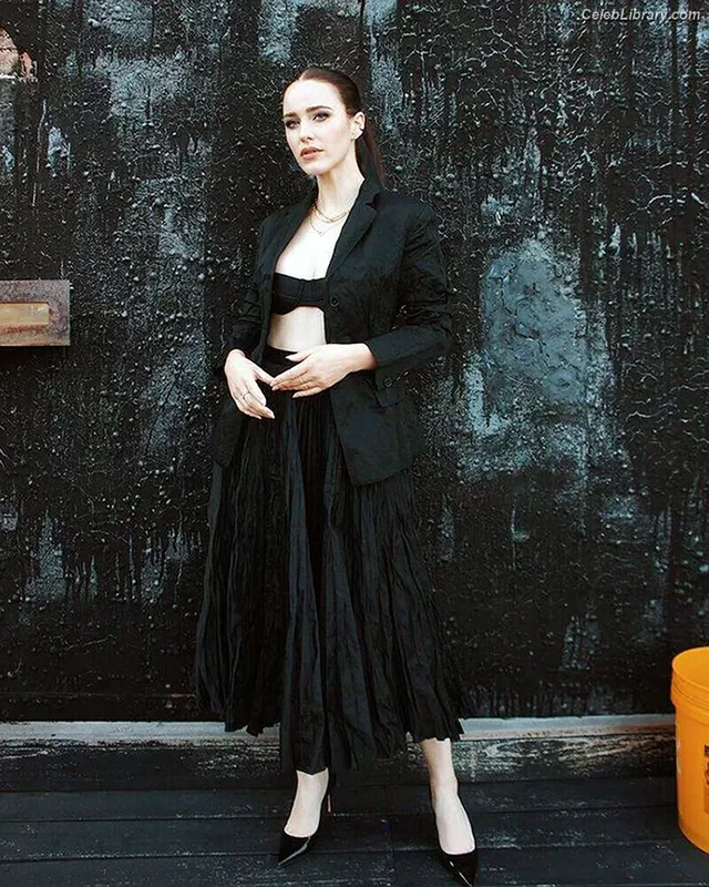Rachel Brosnahan photo 3 of 1301