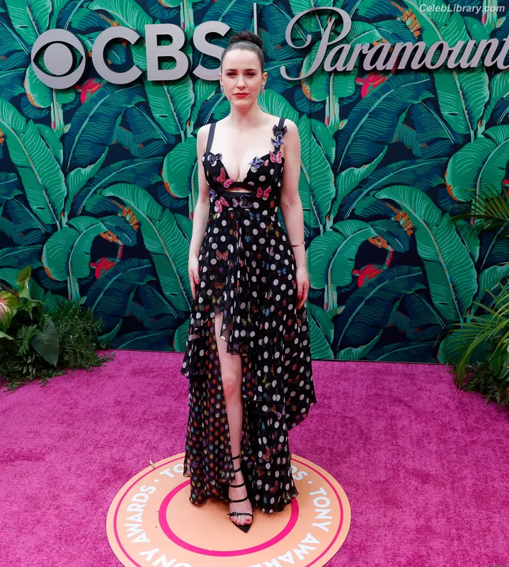 Rachel Brosnahan photo 5 of 1301