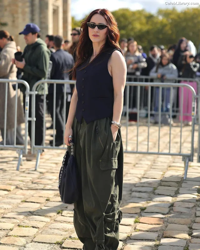 Rachel Brosnahan photo 2 of 1301