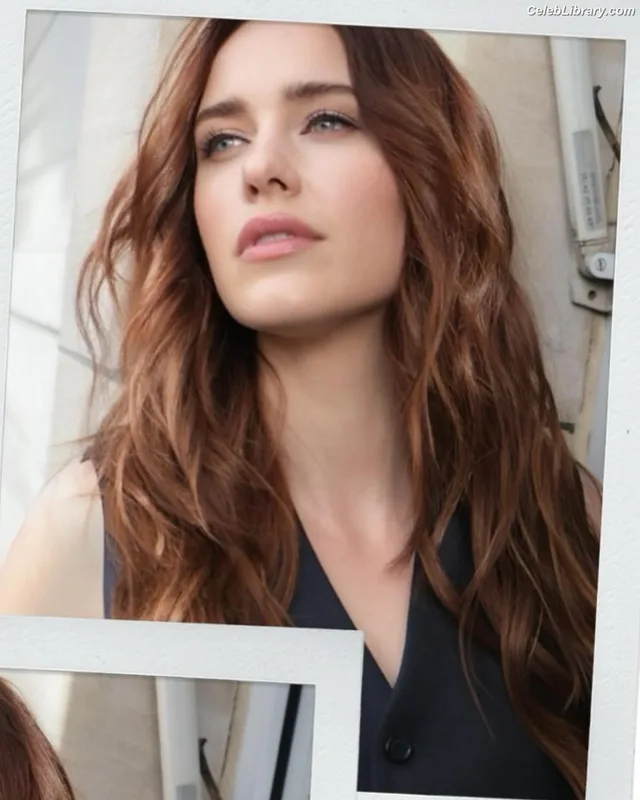 Rachel Brosnahan photo 8 of 1301