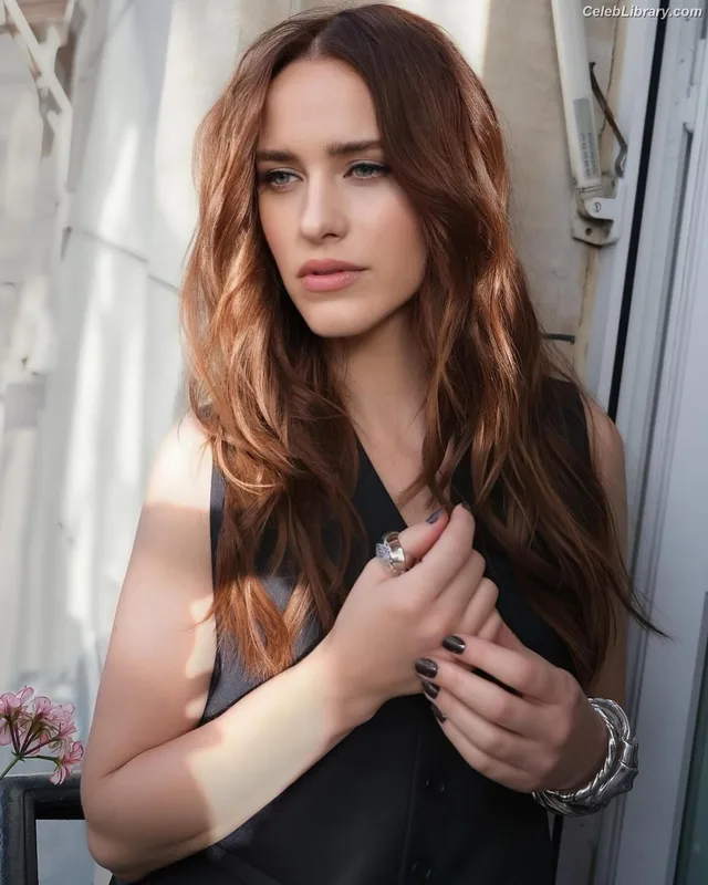 Rachel Brosnahan photo 9 of 1301
