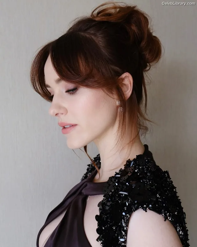 Rachel Brosnahan photo 10 of 1301