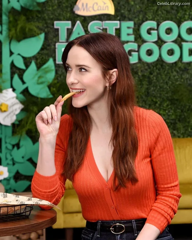 Rachel Brosnahan photo 6 of 1301