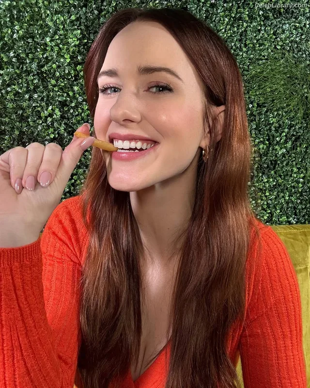 Rachel Brosnahan photo 9 of 1301