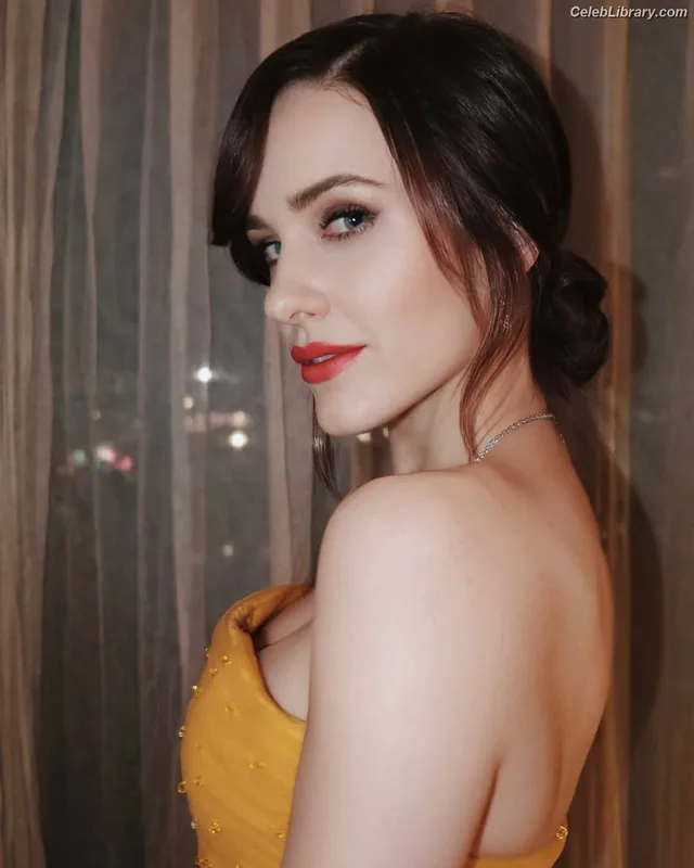 Rachel Brosnahan photo 1 of 1301