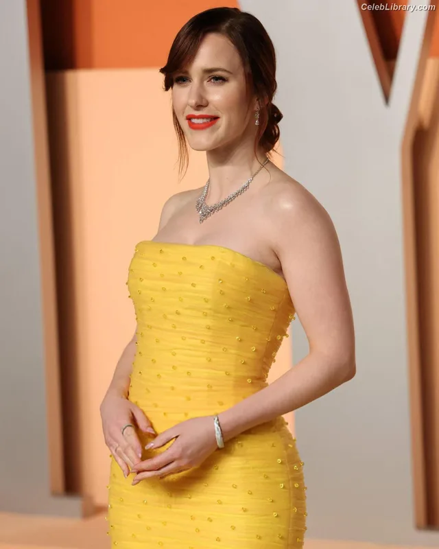 Rachel Brosnahan photo 3 of 1301