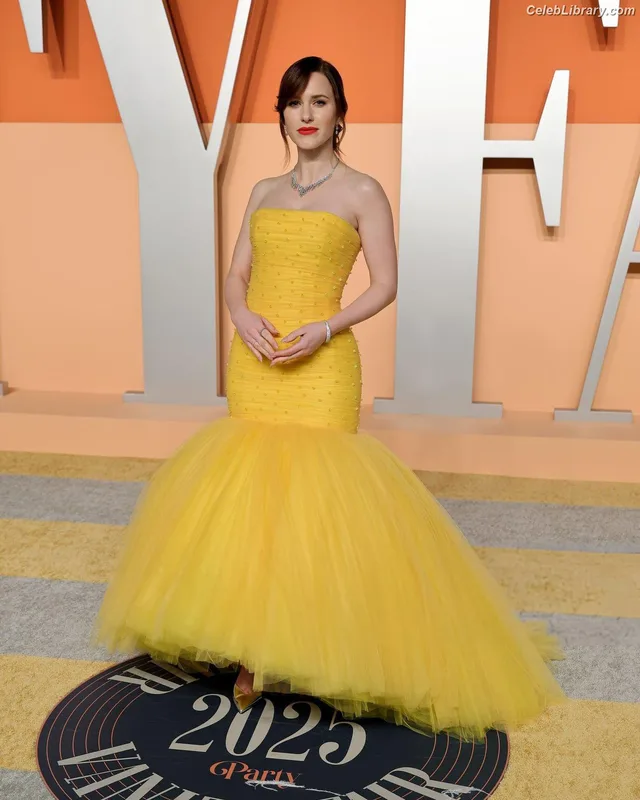 Rachel Brosnahan photo 8 of 1301