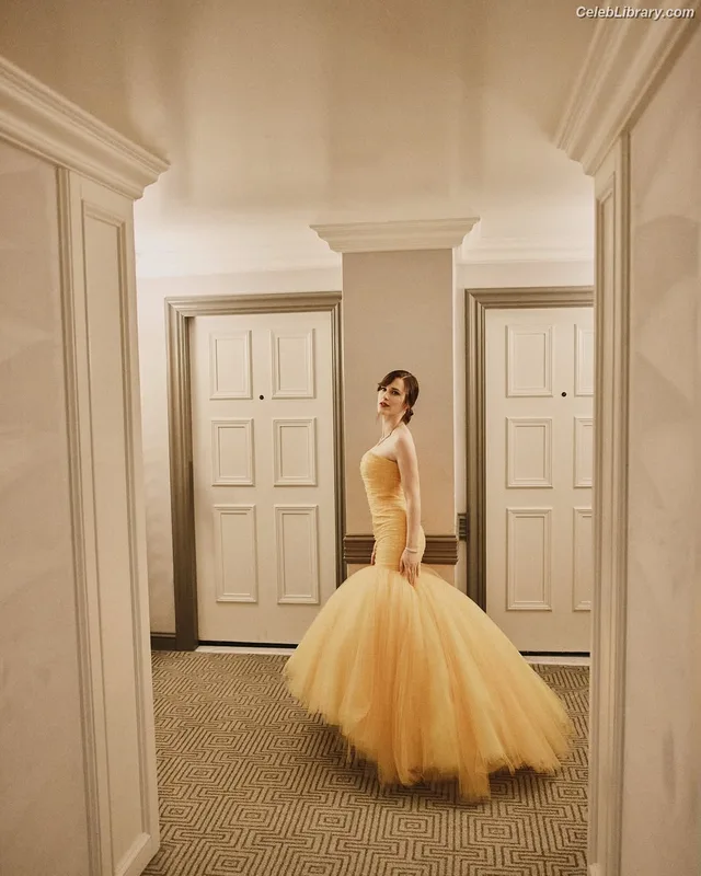 Rachel Brosnahan photo 12 of 1301