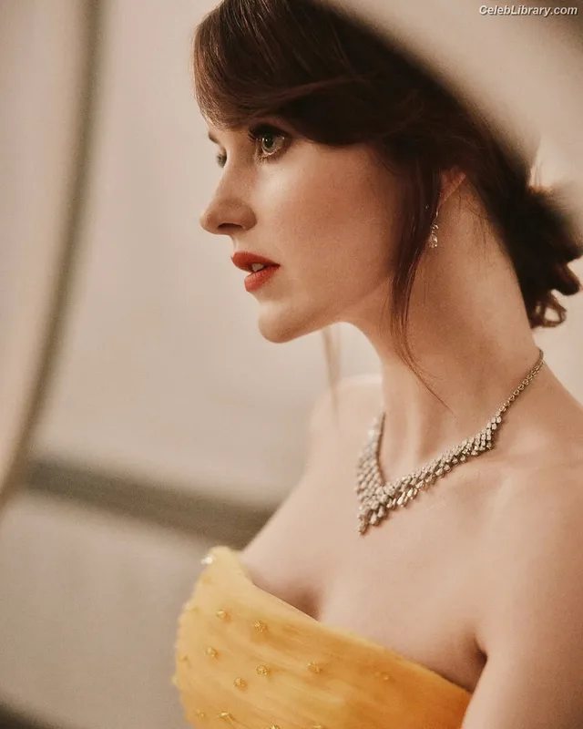 Rachel Brosnahan photo 13 of 1301