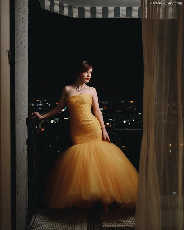 Rachel Brosnahan photo 14 of 1301